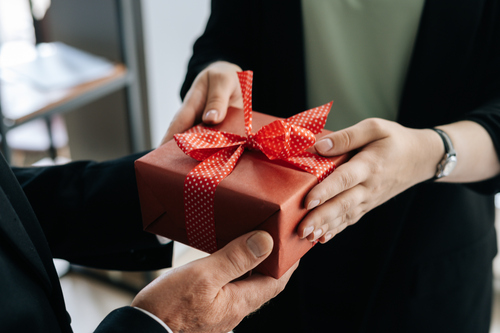 How to Plan Holiday Recognition That’s Simple, Scalable, and Actually Meaningful